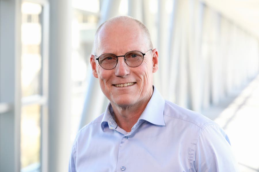 A person wearing a light blue shirt